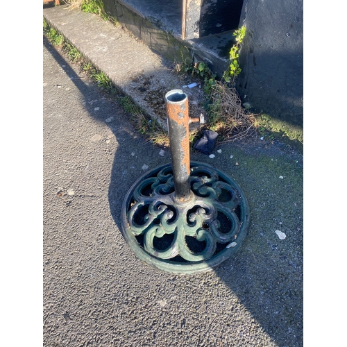 1125 - Cast iron parasol stand