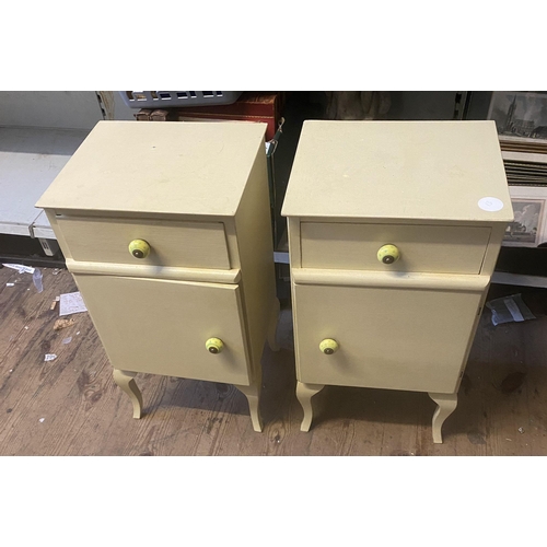 830 - Pair cabinets