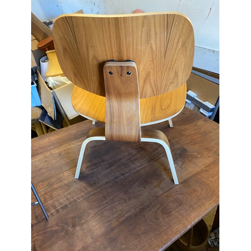 124 - Charles Eames chair