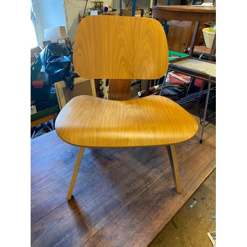 124 - Charles Eames chair