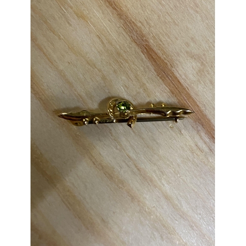 152 - 9ct gold bar brooch