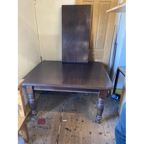 84 - Victorian mahogany extending dining table