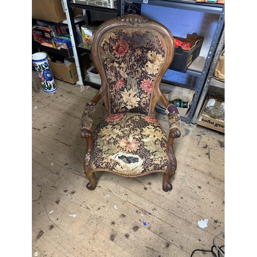 310 - Victorian walnut lounge chair