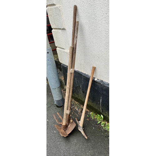 1051 - Long handled tools