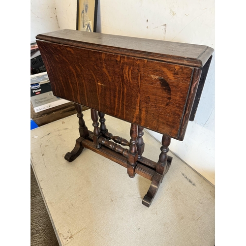 490 - Small oak gate leg table