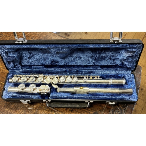 26 - Cased flute