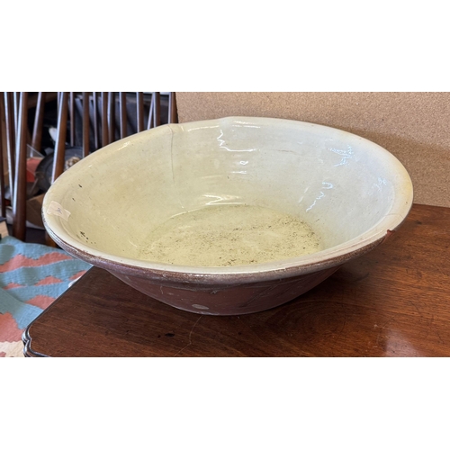 138 - Glazed cream bowl