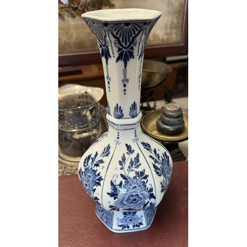 757 - Delft vase