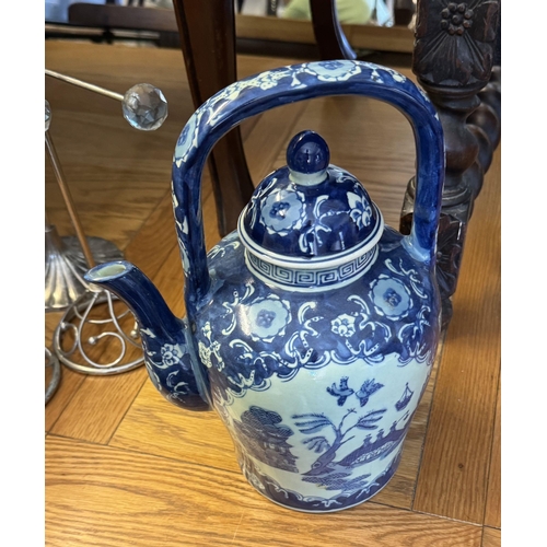 615 - Blue & white teapot