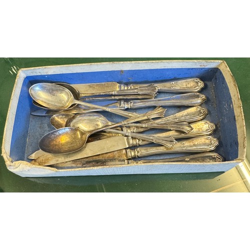 silver handled knives & 6 silver teaspoons