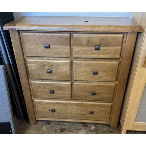 712 - Oak chest drawers