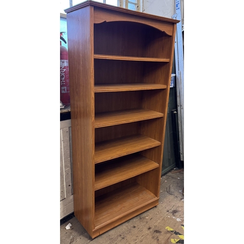 808 - Bookshelves