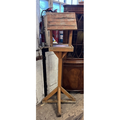 810 - Bird table