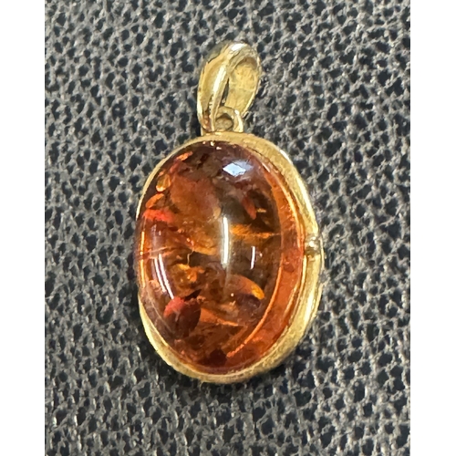 679 - 9ct gold amber drop