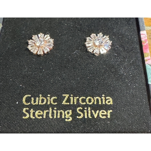 691 - Pair silver earings