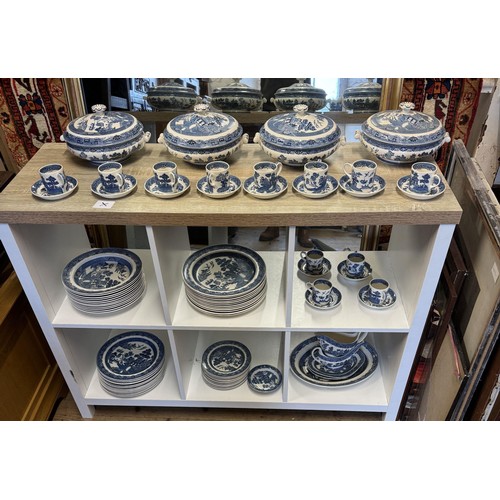 395 - Wedgewood blue & white willow pattered dinner service