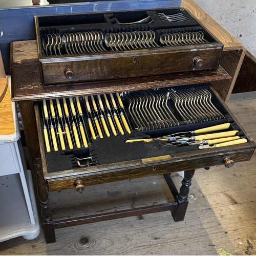 400F - Edwardian cutlery table with canteen of cutlery