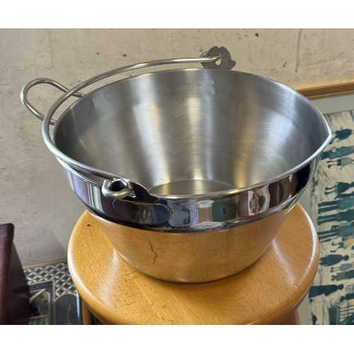 16 - Stainless steel cream pan