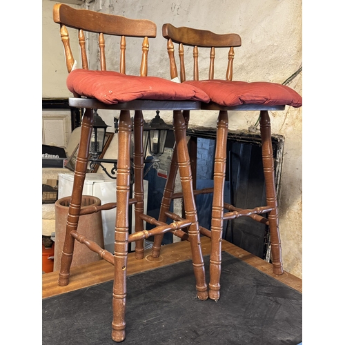 1087 - 2 stools