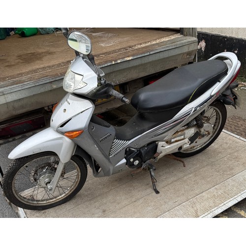 1064 - Honda 125cc petrol moped deceased estate MOT until august 31st 20205