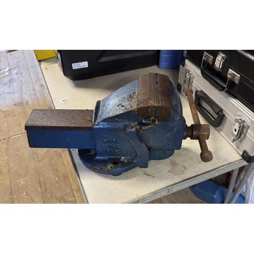 1158 - Large bench vice