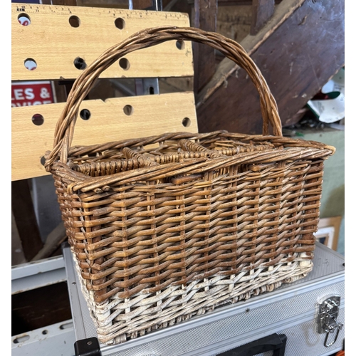 1164 - Wicker bottle basket