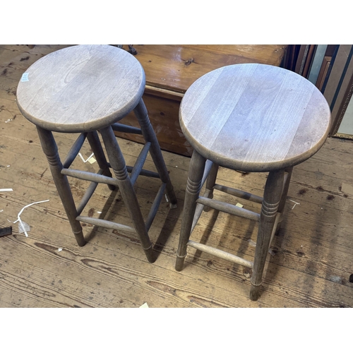 292 - Pair stools