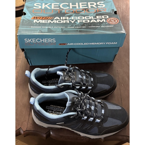 43 - Pair new Sketchers