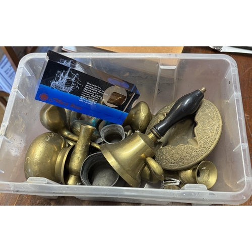 235 - Box brassware