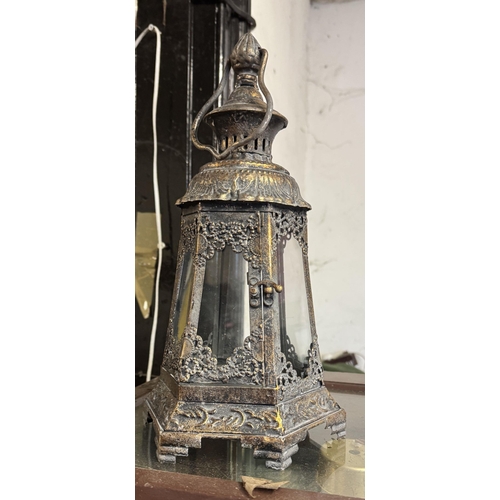 594 - Decorative candle lantern