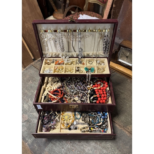 642 - Costume jewellery