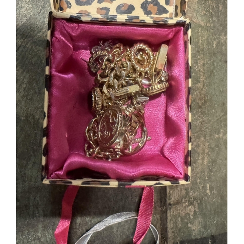 656 - Costume jewellery