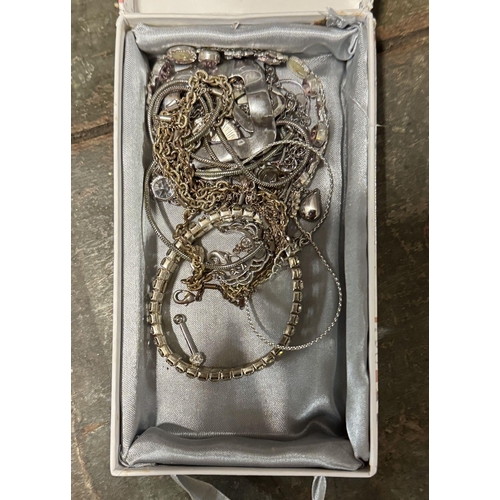 657 - Costume jewellery