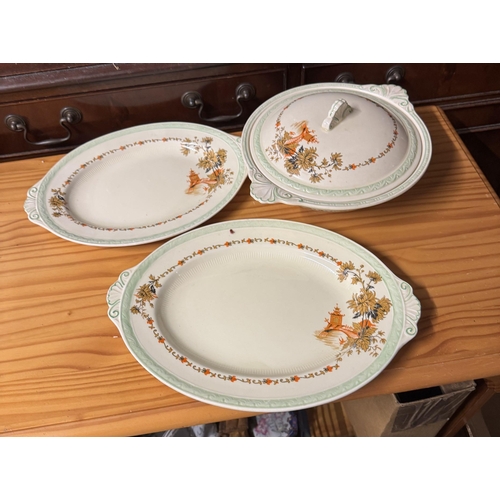 674 - Tureen & 2 plates