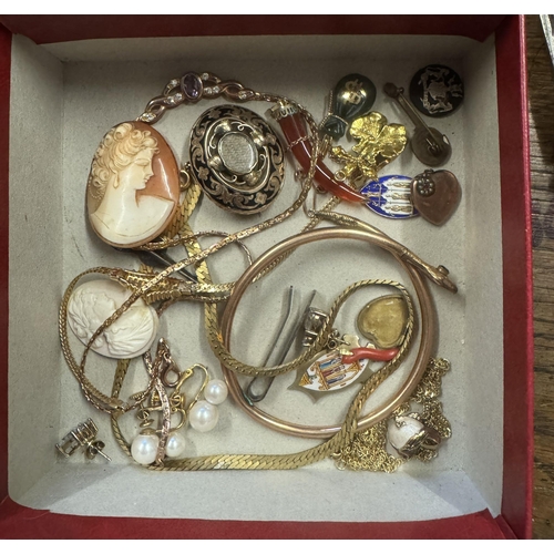 692 - Costume jewellery