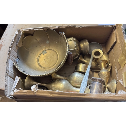 989 - Box brassware