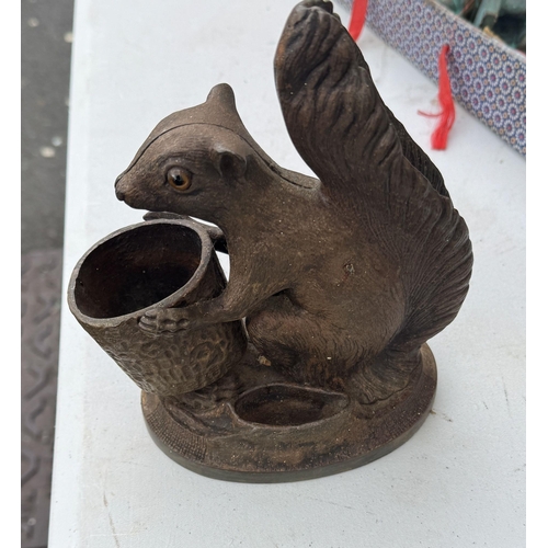 1081 - Cast iron squirrel