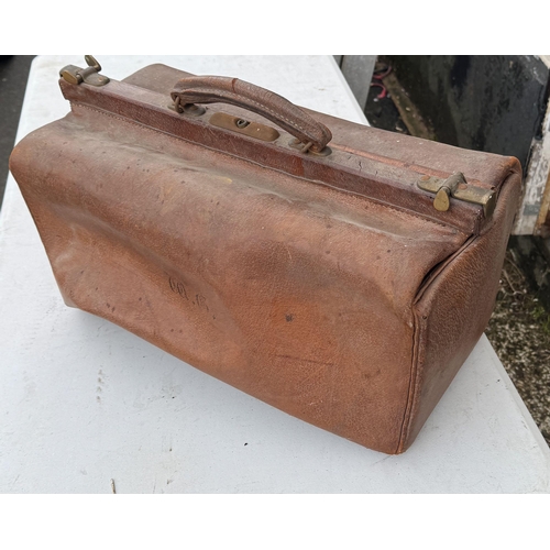 1088 - Leather Gladstone bag