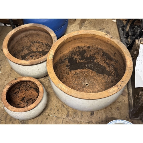 1127 - 3 graduated glazed garden pots