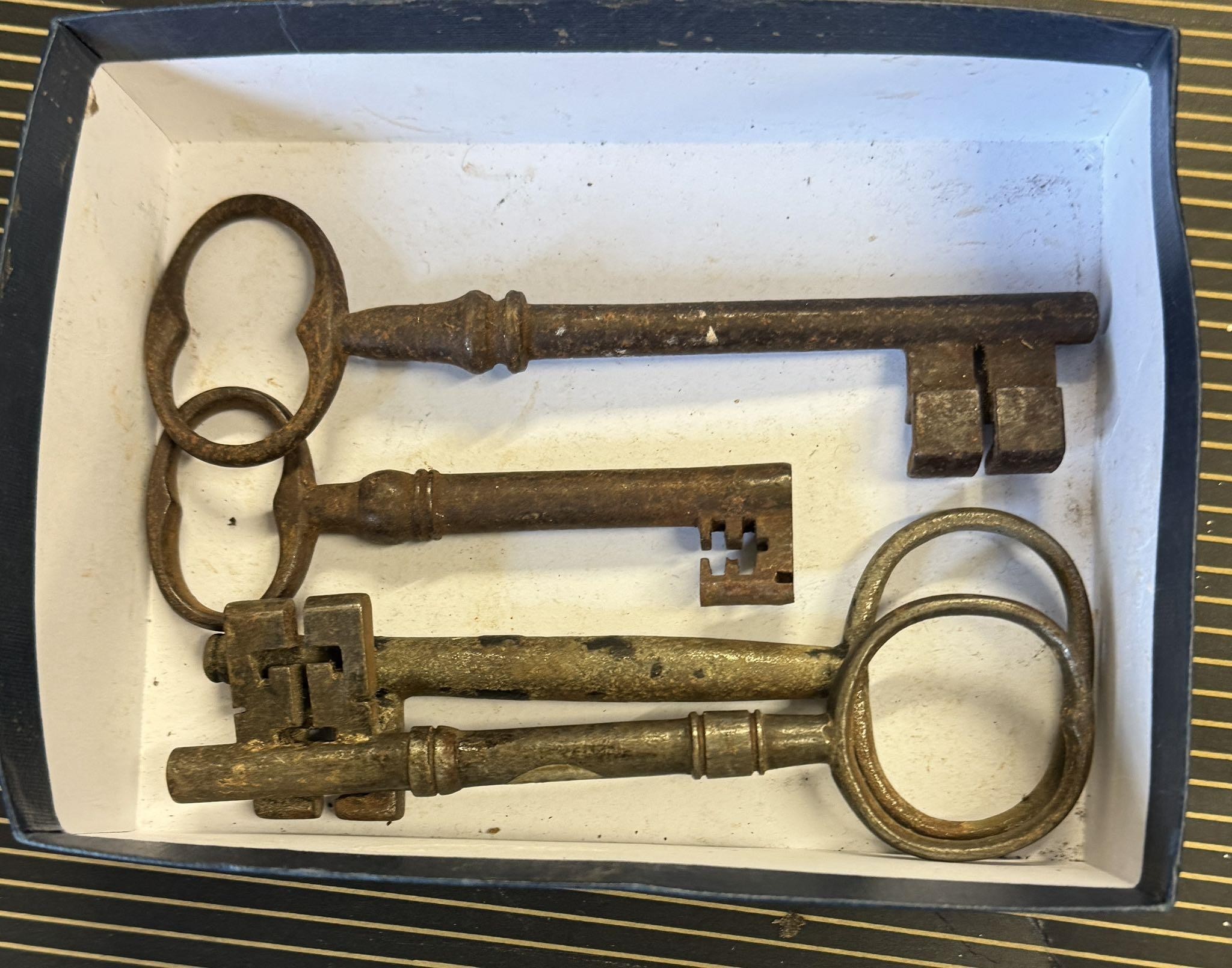 4 georgian door keys