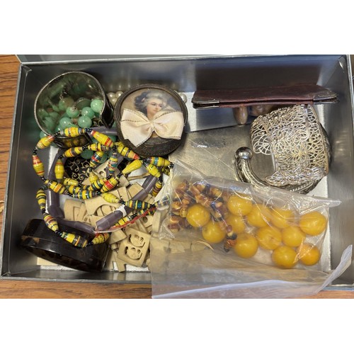 760A - Costume jewellery