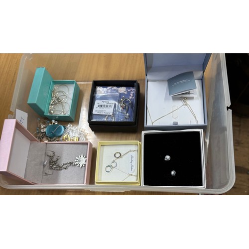 211 - Costume jewellery