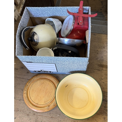 14 - Box kitchenalia