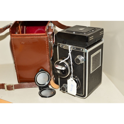 407 - A ROLLEIFLEX 3.5F TWIN LENS RELEX CAMERA IN ORIGINAL LEATHER CASE, fitted with a Heidosmat 75mm f2.8... 