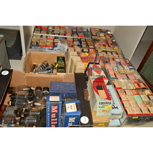 455 - FOUR BOXES AND LOOSE VINTAGE VACUUM TUBES (THERMIONIC VALVES), including makers such as Ediswan, Mul... 