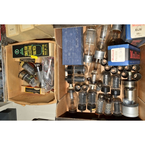 455 - FOUR BOXES AND LOOSE VINTAGE VACUUM TUBES (THERMIONIC VALVES), including makers such as Ediswan, Mul... 