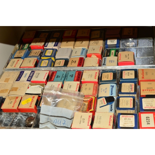 455 - FOUR BOXES AND LOOSE VINTAGE VACUUM TUBES (THERMIONIC VALVES), including makers such as Ediswan, Mul... 