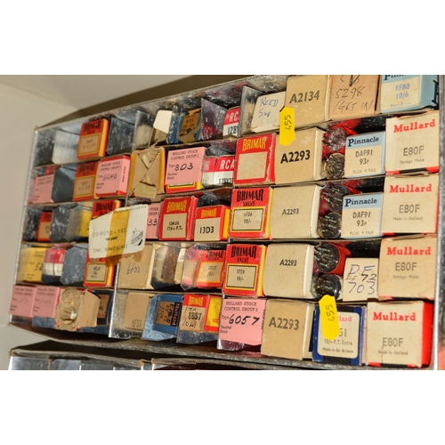 455 - FOUR BOXES AND LOOSE VINTAGE VACUUM TUBES (THERMIONIC VALVES), including makers such as Ediswan, Mul... 