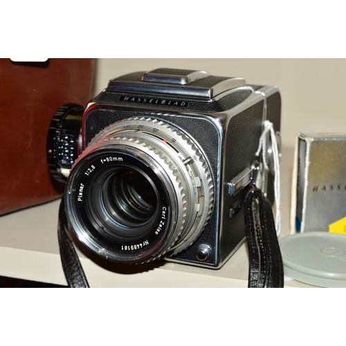 462 - A HASSELBLAD 500C MEDIUM FORMAT CAMERA, in near mint condition fitted with a Carl Zeiss Jena Planar ... 