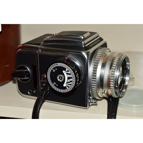 462 - A HASSELBLAD 500C MEDIUM FORMAT CAMERA, in near mint condition fitted with a Carl Zeiss Jena Planar ... 